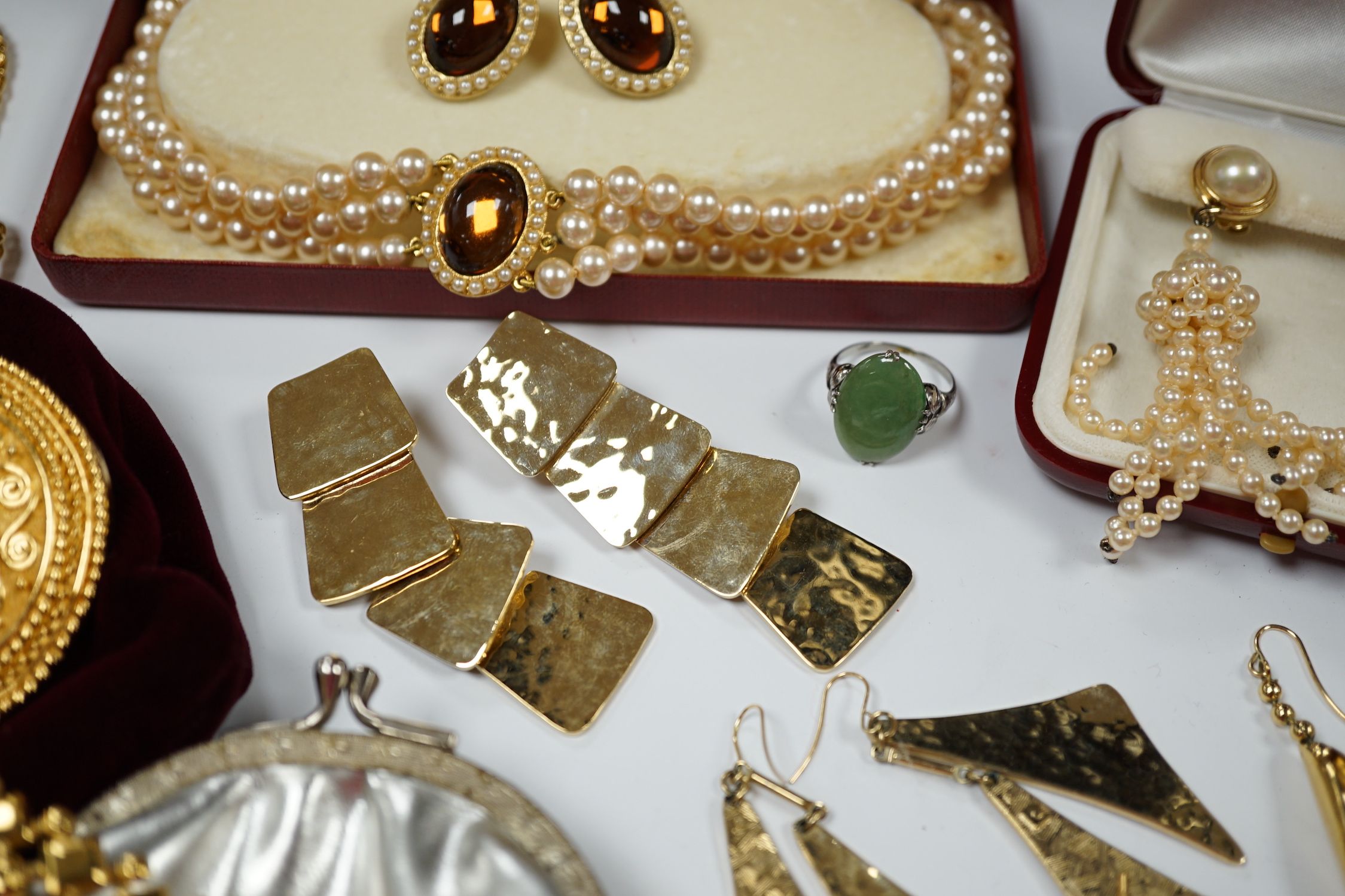 A quantity of assorted costume jewellery.